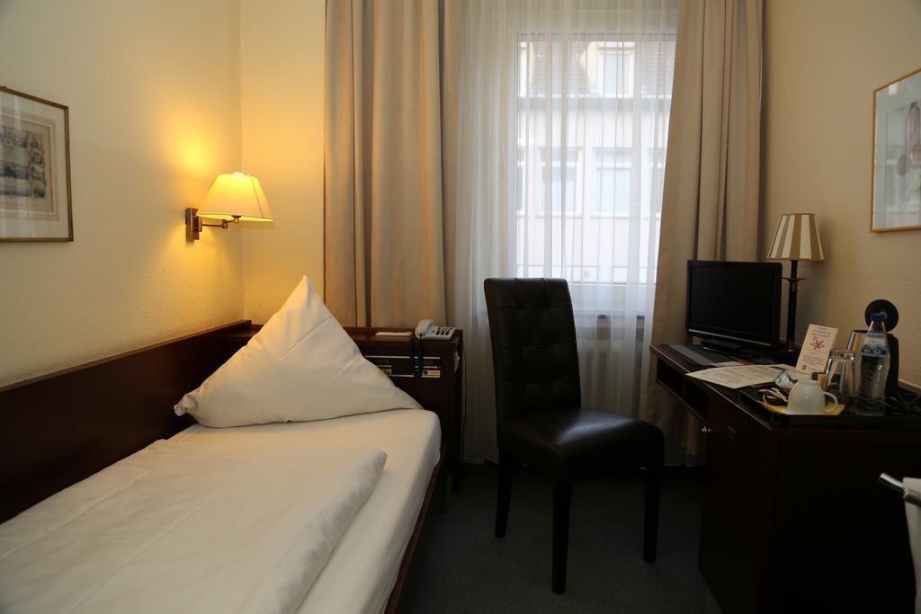 Hotel Loehndorf Бонн Номер фото